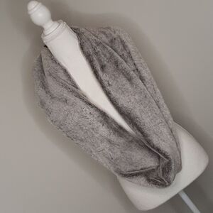West Loop NWT Womens Faux Fur Gray Scarf